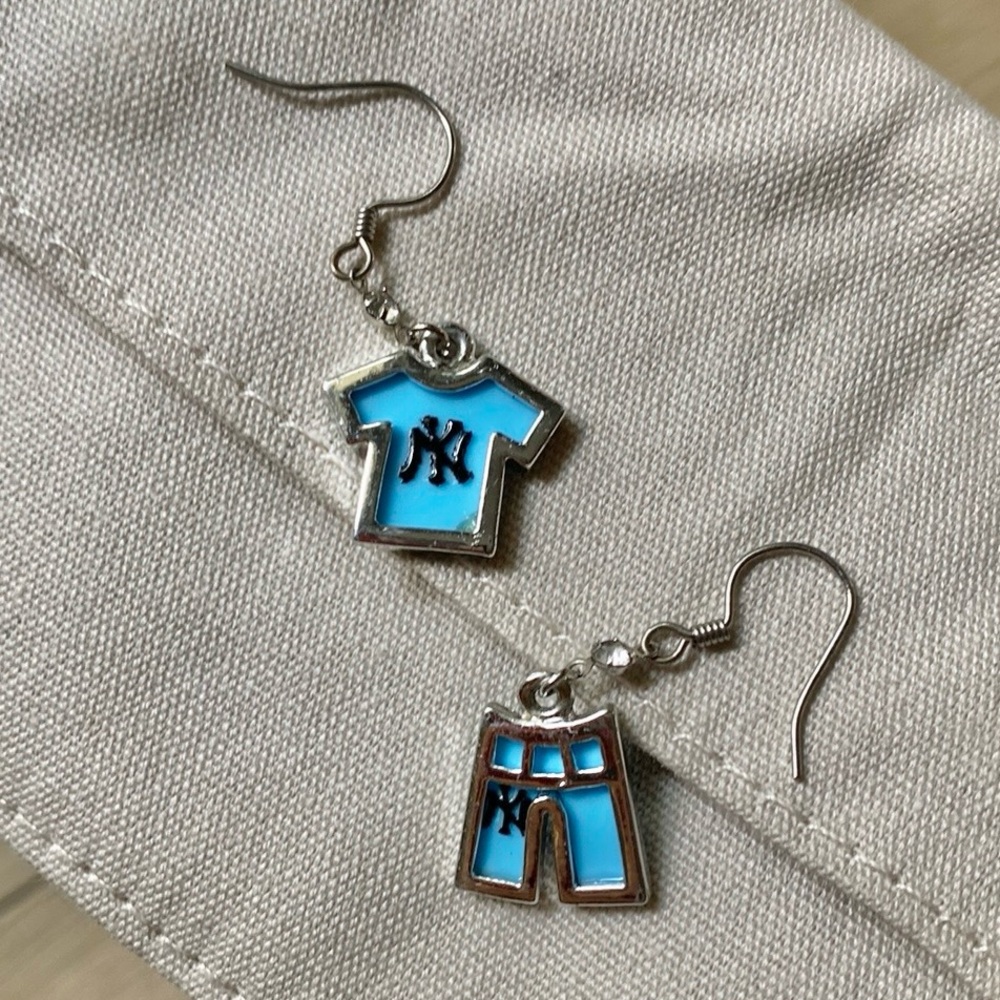 NY Yankees Uniform Asymmetrical Earrings 🗽